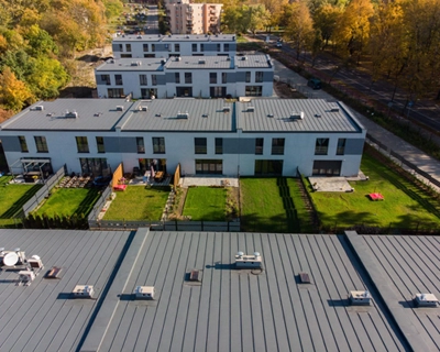Комплекс зданий с традиционной фальцевой кровлей